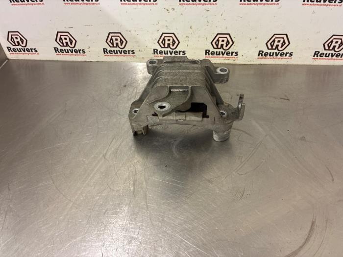 Usagé Support moteur Chevrolet Volt 1.4 16V Prix € 20,00 Règlement à la marge proposé par Autorecycling Reuvers B.V.