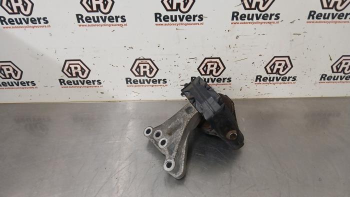 Usagé Support moteur Peugeot 208 I (CA/CC/CK/CL) 1.2 Vti 12V PureTech 82 Prix € 20,00 Règlement à la marge proposé par Autorecycling Reuvers B.V.