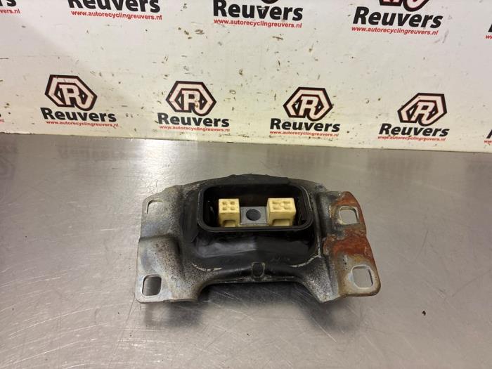 Engine mount bracket