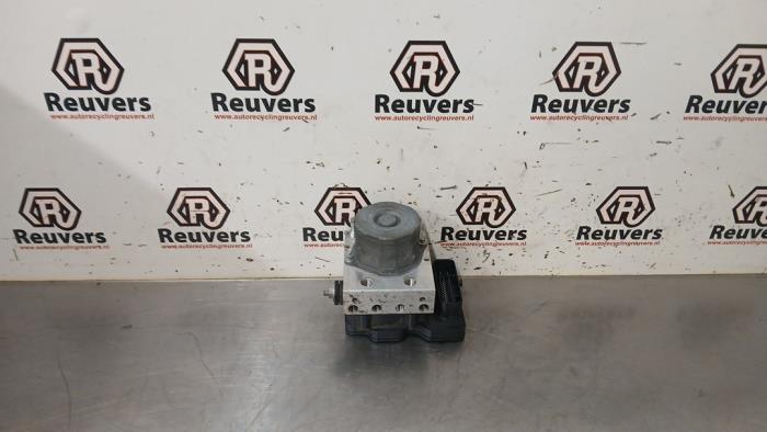 Begagnade ABS-pump Mercedes CLA (117.3) 1.6 CLA-200 16V Pris € 60,00 Marginaltabell erbjuds av Autorecycling Reuvers B.V.