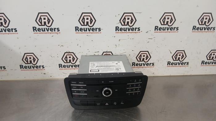 Używane Radio Mercedes CLA (117.3) 1.6 CLA-200 16V Cena € 400,00 Procedura marży oferowane przez Autorecycling Reuvers B.V.