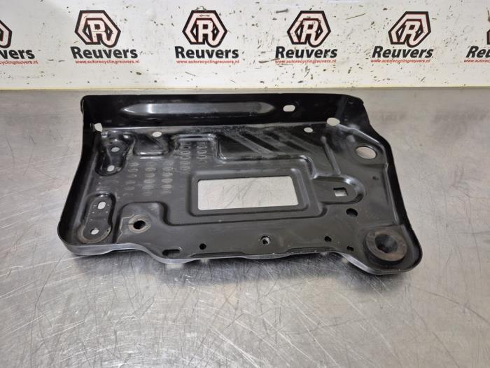 Begagnade Batterilåda Mercedes CLA (117.3) 1.6 CLA-200 16V Pris € 20,00 Marginaltabell erbjuds av Autorecycling Reuvers B.V.