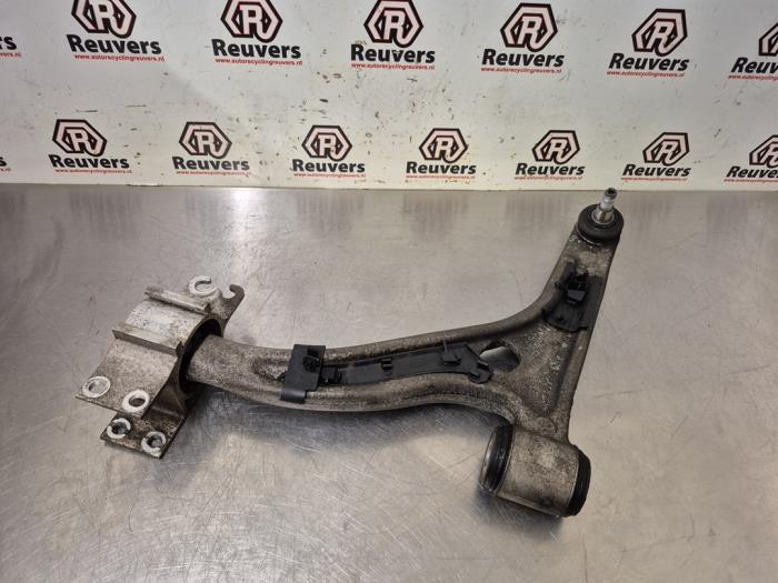 Gebrauchte Querlenker links vorne Mercedes CLA (117.3) 1.6 CLA-200 16V Preis € 40,00 Margenregelung angeboten von Autorecycling Reuvers B.V.