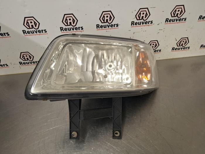 Używane Reflektor lewy Volkswagen Transporter T5 2.5 TDi Cena € 35,00 Procedura marży oferowane przez Autorecycling Reuvers B.V.