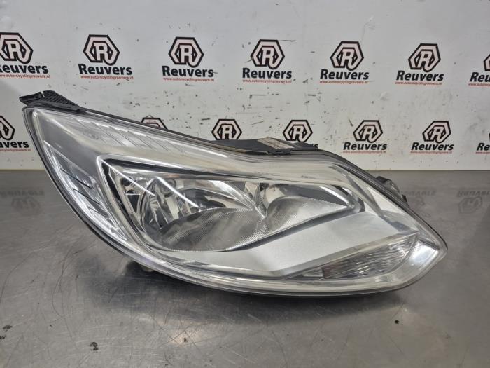 Używane Reflektor prawy Ford Focus 3 Wagon 1.6 Ti-VCT 16V 125 Cena € 100,00 Procedura marży oferowane przez Autorecycling Reuvers B.V.