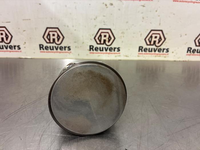 Usados Pistón Jeep Grand Cherokee (WH/WK) 4.7i V8 Precio € 50,00 Norma de margen ofrecido por Autorecycling Reuvers B.V.