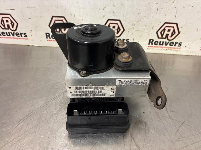 Usagé Bloc ABS Jeep Grand Cherokee (WH/WK) 4.7i V8 Prix € 200,00 Règlement à la marge proposé par Autorecycling Reuvers B.V.