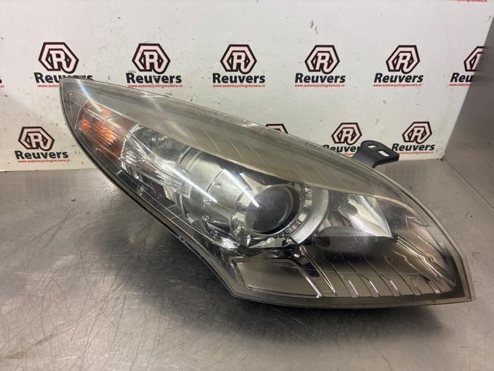 Używane Reflektor prawy Renault Megane III Berline (BZ) 1.6 16V Cena € 200,00 Procedura marży oferowane przez Autorecycling Reuvers B.V.