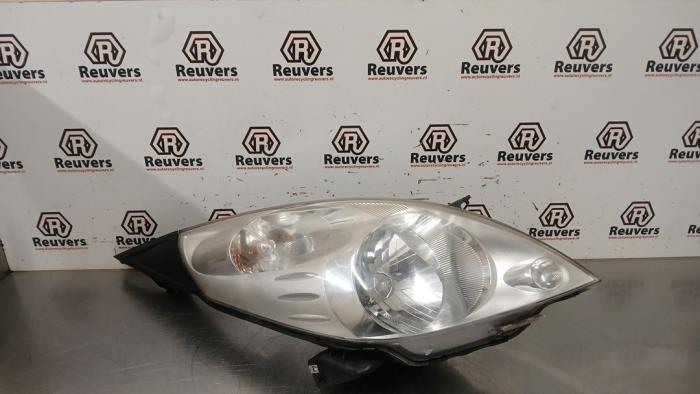 Używane Reflektor prawy Chevrolet Spark (M300) 1.0 16V Bifuel Cena € 50,00 Procedura marży oferowane przez Autorecycling Reuvers B.V.