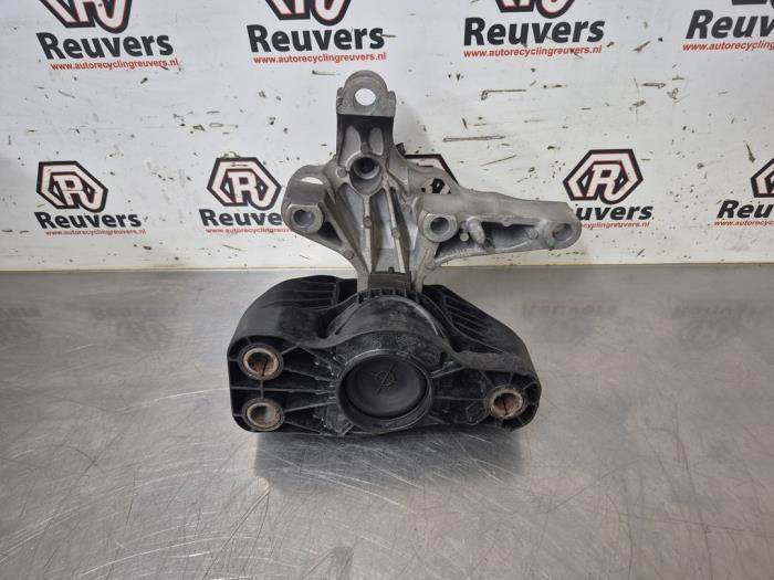Used Engine mount Renault Captur I (2R) 1.5 Energy dCi 90 FAP Price € 25,00 Margin scheme offered by Autorecycling Reuvers B.V.