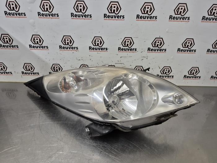 Używane Reflektor prawy Chevrolet Spark (M300) 1.0 16V Bifuel Cena € 50,00 Procedura marży oferowane przez Autorecycling Reuvers B.V.
