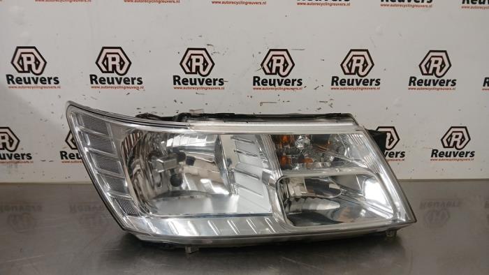 Używane Reflektor prawy Dodge Journey 2.7 V6 R/T 24V FFV Cena € 75,00 Procedura marży oferowane przez Autorecycling Reuvers B.V.