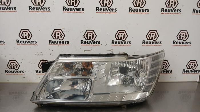 Używane Reflektor lewy Dodge Journey 2.7 V6 R/T 24V FFV Cena € 75,00 Procedura marży oferowane przez Autorecycling Reuvers B.V.