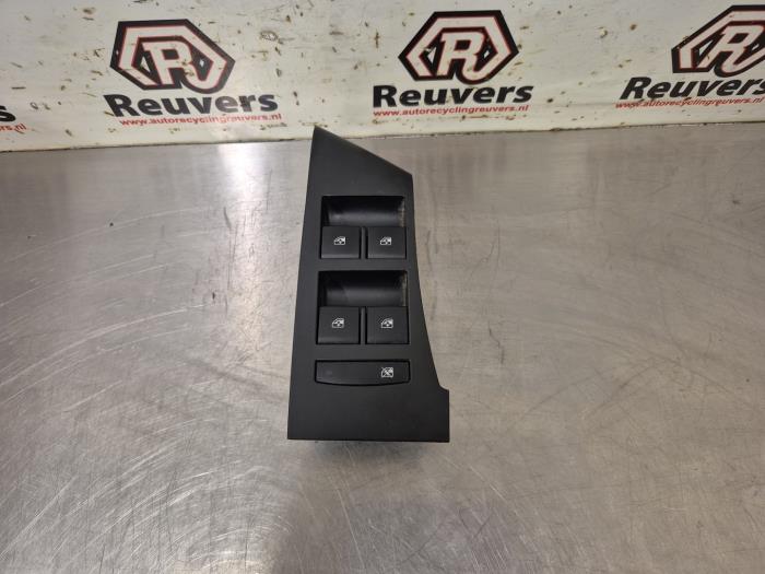 Usados Interruptor combinado de ventanillas Opel Astra J Sports Tourer (PD8/PE8/PF8) 1.4 Turbo 16V Precio € 15,00 Norma de margen ofrecido por Autorecycling Reuvers B.V.
