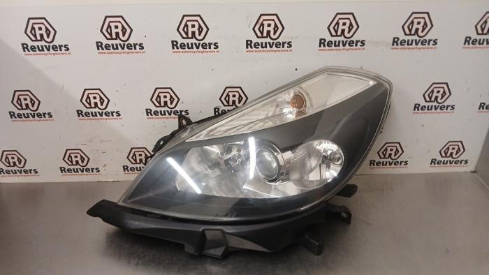 Używane Reflektor lewy Renault Clio III (BR/CR) 1.4 16V Cena € 50,00 Procedura marży oferowane przez Autorecycling Reuvers B.V.