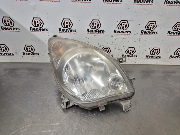 Używane Reflektor prawy Daihatsu Cuore (L251/271/276) 1.0 12V DVVT Cena € 35,00 Procedura marży oferowane przez Autorecycling Reuvers B.V.