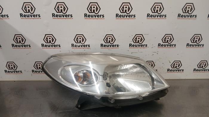 Używane Reflektor prawy Dacia Sandero I (BS) 1.4 Cena € 40,00 Procedura marży oferowane przez Autorecycling Reuvers B.V.