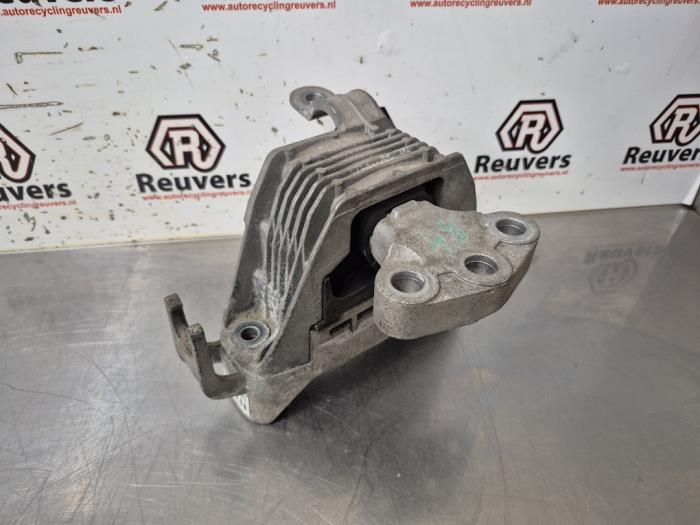 Usagé Support moteur Opel Astra J Sports Tourer (PD8/PE8/PF8) 1.4 Turbo 16V Prix € 20,00 Règlement à la marge proposé par Autorecycling Reuvers B.V.