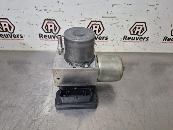 Begagnade ABS-pump Renault Zoé (AG) 46kW Pris € 175,00 Marginaltabell erbjuds av Autorecycling Reuvers B.V.
