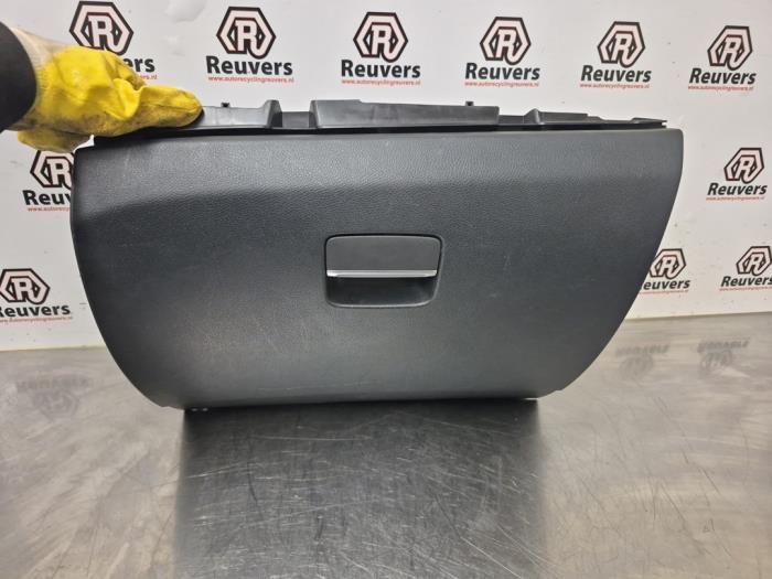 Begagnade Handskfack Mercedes B Electric Drive (W242) B-250 e Pris € 25,00 Marginaltabell erbjuds av Autorecycling Reuvers B.V.