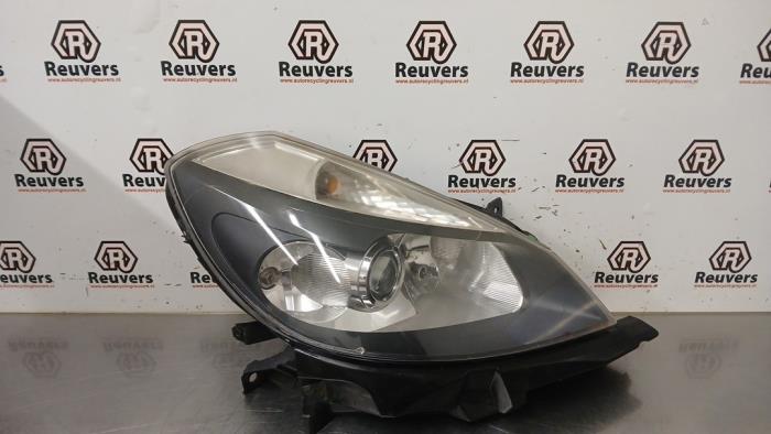 Używane Reflektor prawy Renault Clio III Estate/Grandtour (KR) 1.6 16V Cena € 75,00 Procedura marży oferowane przez Autorecycling Reuvers B.V.