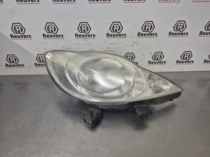Używane Reflektor prawy Peugeot 107 1.0 12V Cena € 25,00 Procedura marży oferowane przez Autorecycling Reuvers B.V.