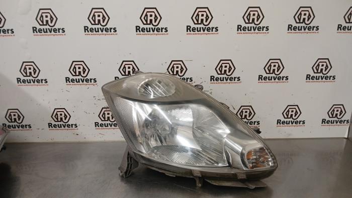 Używane Reflektor prawy Subaru Justy (M3) 1.0 12V DVVT Cena € 35,00 Procedura marży oferowane przez Autorecycling Reuvers B.V.