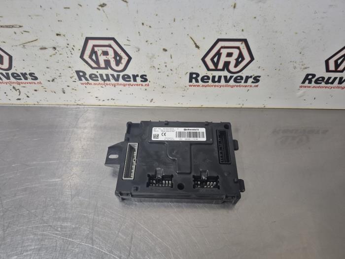 Używane Sterownik Body Control Renault Clio IV (5R) 0.9 Energy TCE 90 12V Cena € 30,00 Procedura marży oferowane przez Autorecycling Reuvers B.V.
