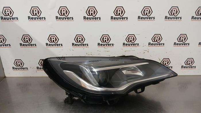 Używane Reflektor prawy Opel Astra K Sports Tourer 1.6 CDTI 110 16V Cena € 300,00 Procedura marży oferowane przez Autorecycling Reuvers B.V.
