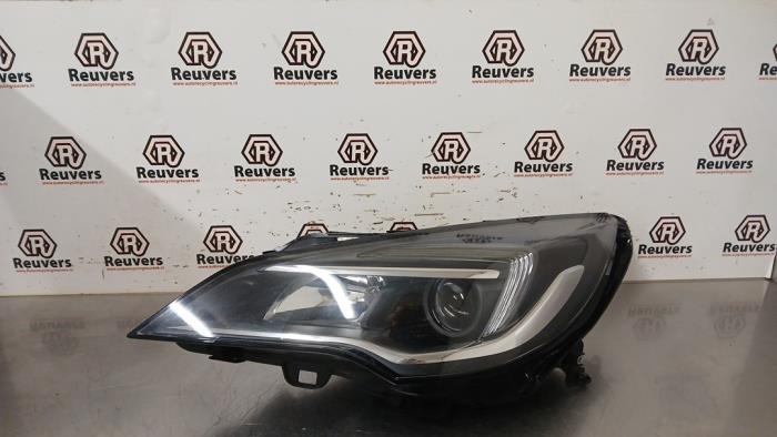 Używane Reflektor lewy Opel Astra K Sports Tourer 1.6 CDTI 110 16V Cena € 300,00 Procedura marży oferowane przez Autorecycling Reuvers B.V.