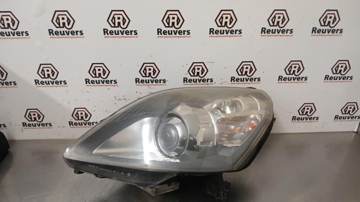 Używane Reflektor lewy Opel Zafira (M75) 2.2 16V Direct Ecotec Cena € 200,00 Procedura marży oferowane przez Autorecycling Reuvers B.V.