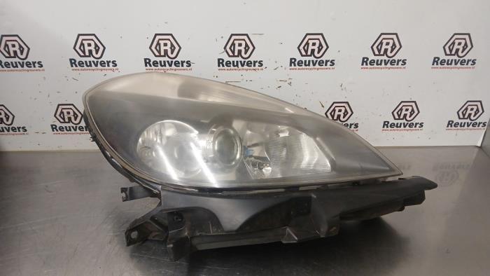 Używane Reflektor prawy Renault Clio III (BR/CR) 1.2 16V 75 Cena € 40,00 Procedura marży oferowane przez Autorecycling Reuvers B.V.