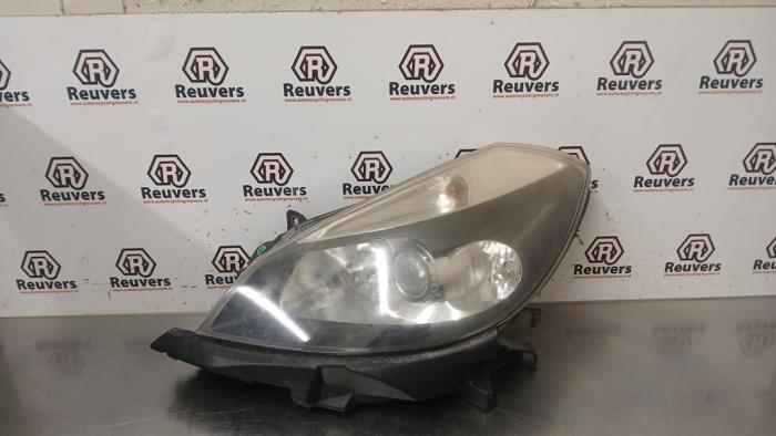 Używane Reflektor lewy Renault Clio III (BR/CR) 1.2 16V 75 Cena € 40,00 Procedura marży oferowane przez Autorecycling Reuvers B.V.