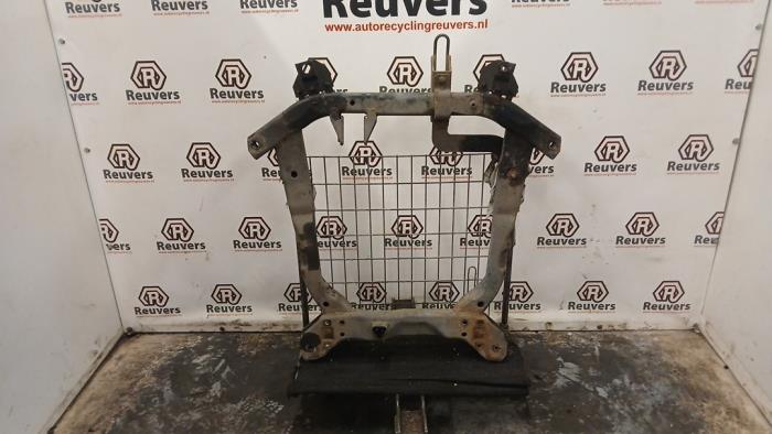 Begagnade Underram Chevrolet HHR 2.4 16V Pris € 100,00 Marginaltabell erbjuds av Autorecycling Reuvers B.V.