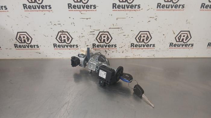 Używane Stacyjka + Kluczyk Suzuki Swift (ZA/ZC/ZD1/2/3/9) 1.3 VVT 16V Cena € 25,00 Procedura marży oferowane przez Autorecycling Reuvers B.V.