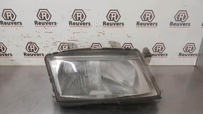 Używane Reflektor prawy Saab 9-3 I (YS3D) 2.0t 16V Cena € 30,00 Procedura marży oferowane przez Autorecycling Reuvers B.V.