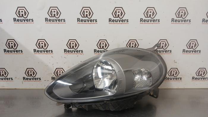 Używane Reflektor lewy Fiat Punto III (199) 0.9 TwinAir Cena € 40,00 Procedura marży oferowane przez Autorecycling Reuvers B.V.
