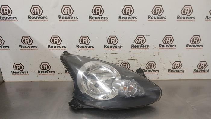 Używane Reflektor prawy Toyota Aygo (B10) 1.0 12V VVT-i Cena € 30,00 Procedura marży oferowane przez Autorecycling Reuvers B.V.