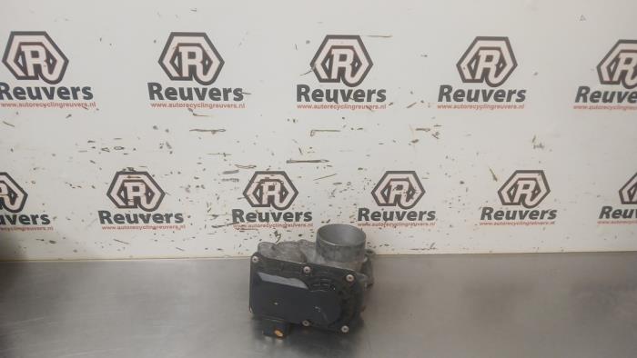 Usagé Boitier papillon Renault Twingo II (CN) 1.2 16V Prix € 35,00 Règlement à la marge proposé par Autorecycling Reuvers B.V.