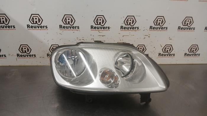 Używane Reflektor prawy Volkswagen Caddy III (2KA,2KH,2CA,2CH) 1.9 TDI Cena € 35,00 Procedura marży oferowane przez Autorecycling Reuvers B.V.