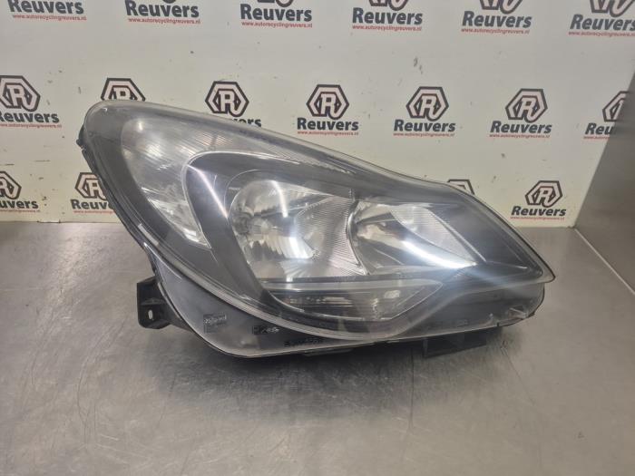 Używane Reflektor prawy Opel Corsa D 1.2 16V Cena € 75,00 Procedura marży oferowane przez Autorecycling Reuvers B.V.