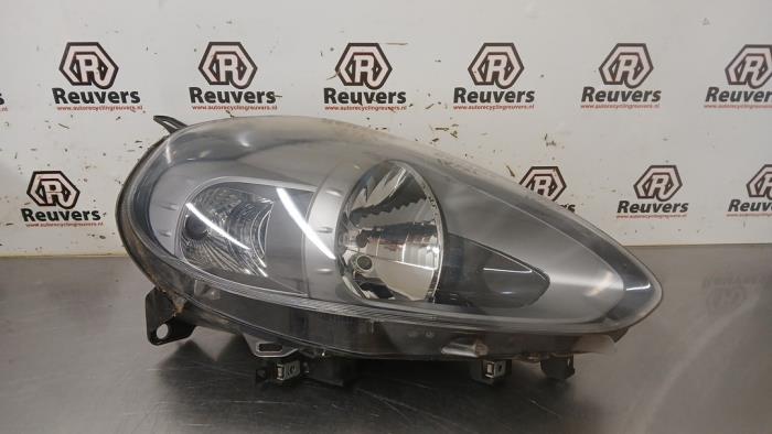 Używane Reflektor prawy Fiat Punto III (199) 0.9 TwinAir Cena € 30,00 Procedura marży oferowane przez Autorecycling Reuvers B.V.