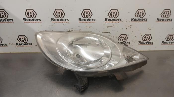 Używane Reflektor prawy Peugeot 107 1.0 12V Cena € 25,00 Procedura marży oferowane przez Autorecycling Reuvers B.V.
