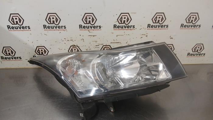 Używane Reflektor prawy Chevrolet Cruze (300) 1.6 16V VVT Cena € 75,00 Procedura marży oferowane przez Autorecycling Reuvers B.V.