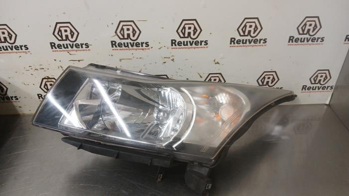Używane Reflektor lewy Chevrolet Cruze (300) 1.6 16V VVT Cena € 60,00 Procedura marży oferowane przez Autorecycling Reuvers B.V.