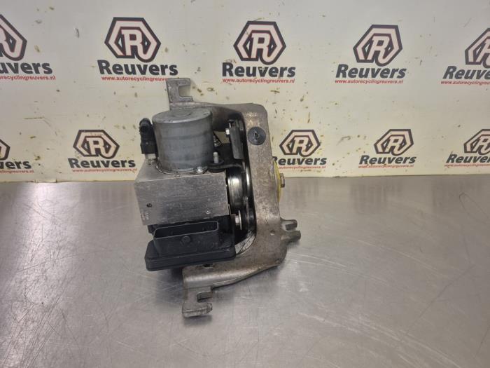 Begagnade ABS-pump Renault Zoé (AG) 46kW Pris € 175,00 Marginaltabell erbjuds av Autorecycling Reuvers B.V.