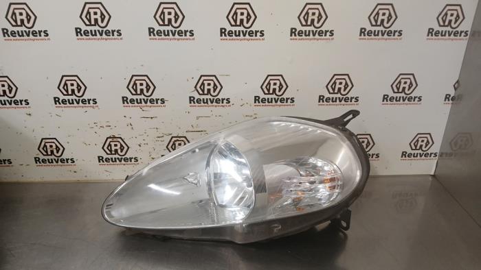 Gebrauchte Scheinwerfer links Fiat Grande Punto (199) 1.2 Preis € 35,00 Margenregelung angeboten von Autorecycling Reuvers B.V.