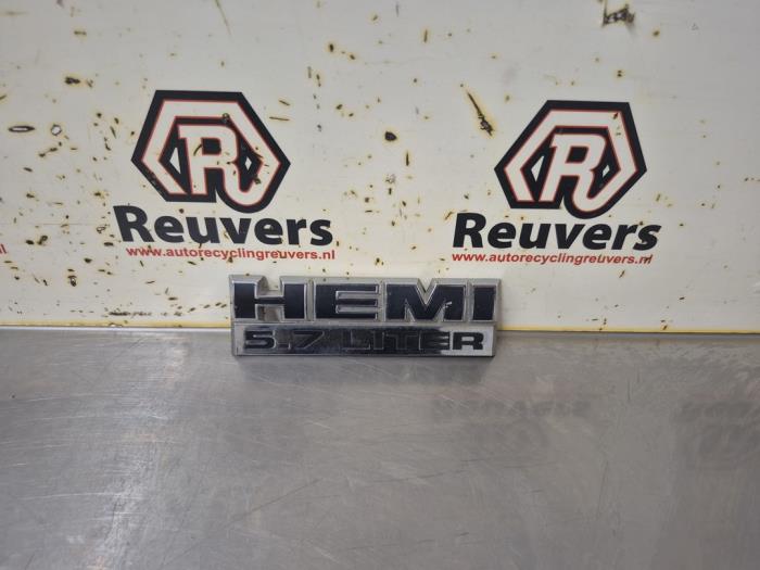 Begagnade Emblem Dodge Ram 1500 (DR/DH/D1/DC/DM) 5.7 V8 Hemi 1500 4x4 Pris € 15,00 Marginaltabell erbjuds av Autorecycling Reuvers B.V.