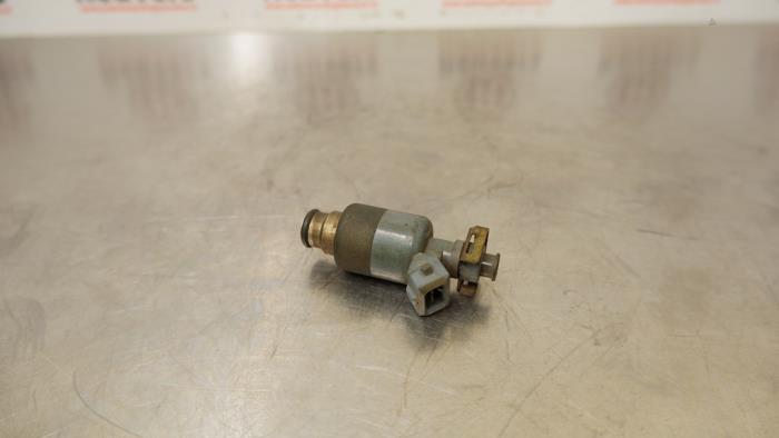Injector (petrol injection) from a Opel Astra G (F08/48) 1.6 16V 1998