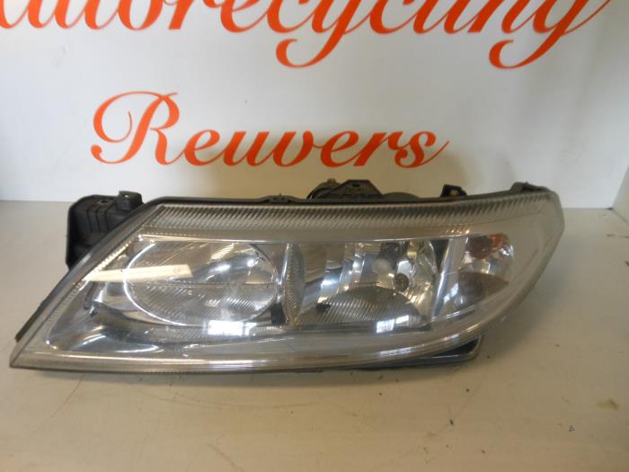 Gebrauchte Scheinwerfer links Renault Laguna II Grandtour (KG) 1.8 16V Preis € 30,00 Margenregelung angeboten von Autorecycling Reuvers B.V.